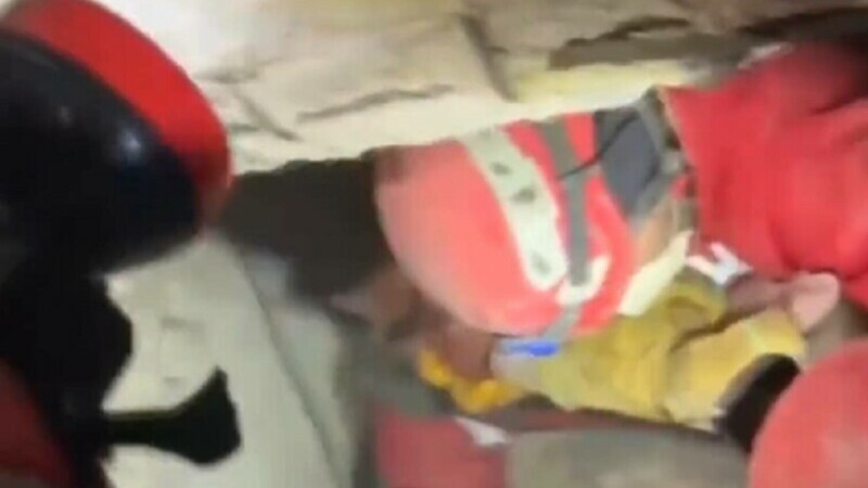  Un bebeluș de 7 luni a fost salvat în Turcia, după ce a stat 140 de ore sub dărâmături