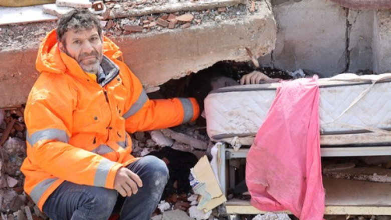  „Fă-mi o fotografie cu copilul meu”. Fotograful care l-a văzut pe tatăl care-și ținea de mână fata moartă a povestit dramaticul moment