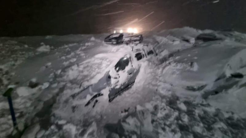  (video) Două avalanșe mari în Munții Făgăraş. Valul de zăpadă a lovit cabana Capra şi a acoperit maşinile din parcare: 60 de turiști, blocați