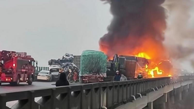  (video) 16 persoane au murit şi alte zeci au fost rănite, după un carambol pe o autostradă din China: 50 de maşini s-au ciocnit în 10 minute