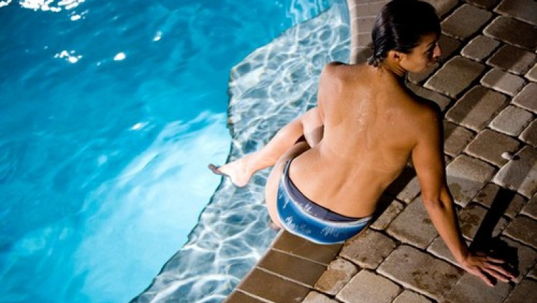  Berlinul permite femeilor să facă topless în piscinele publice pentru a încuraja egalitatea între sexe