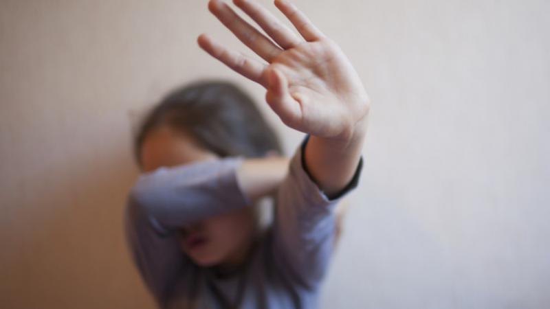  România: O fată de 12 ani din Călăraşi a fost exploatată sexual la Paris. Părinţii ei au primit aproape 90.000 de euro de la un francez