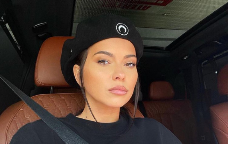  (FOTO) Inna a fost nașă de botez! Ce ținută excentrică a purtat cântăreața în biserică