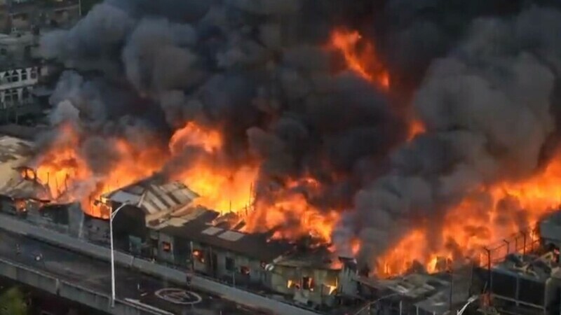  (video) Incendiu violent într-un complex cu 2.000 de magazine din Bangladesh. Focul nu poate fi controlat