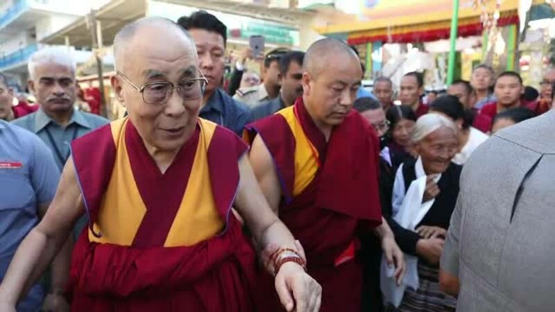  (video) Dalai Lama își cere scuze după ce a fost filmat spunându-i unui copil să îi „sugă” limba
