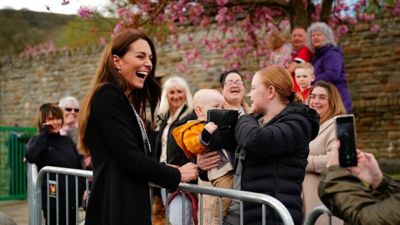  (video) Kate Middleton a fost „jefuită” de un bebeluș în timpul unui eveniment public. Reacția prințesei de Wales