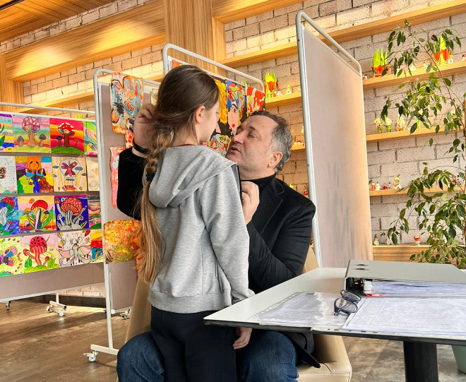  (FOTO) Vlad Filat a revenit la școală, alături de Ekaterina: În ce relație este cu fiica sa și ce spune fosta soție