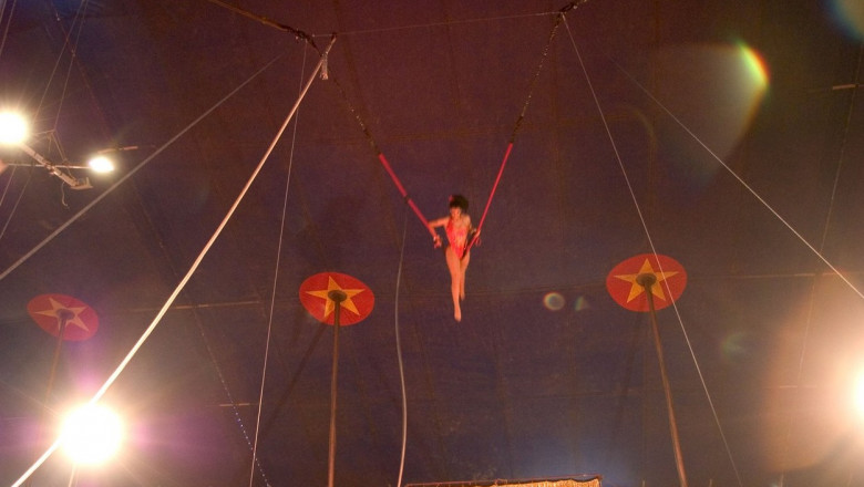  (VIDEO) O acrobată din China a căzut de la înălțime în timpul unui spectacol la trapez și a murit. Partenerul ei nu a reușit să o prindă