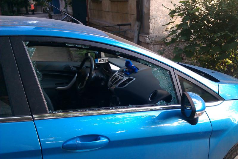  (foto) Dimineață cu ghinion pentru un șofer: I-au spart mașina, parcată sub geamul casei, în centrul capitalei