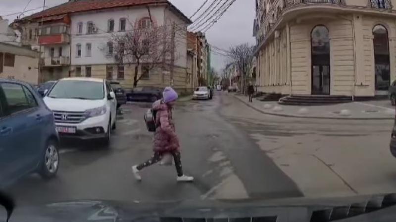  (video) O elevă, la un pas să ajungă sub roţi: Momentul în care copila trece strada, în loc nepermis, răsărind de după mașini parcate