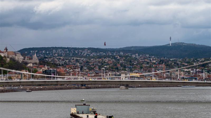  (foto) Premieră mondială: La 63 de ani, un acrobat a traversat Dunărea pe frânghie. Pregătirile au durat câteva luni