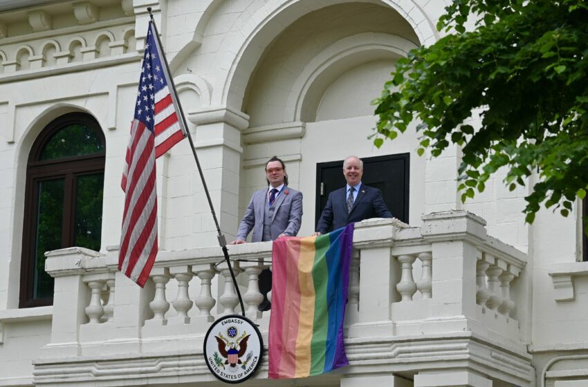  Steagul curcubeu, afișat pe clădirea Delegației UE și cea a Ambasadei SUA de Ziua împotriva Homofobiei: Facem apel la o mai mare protecție a drepturilor omului