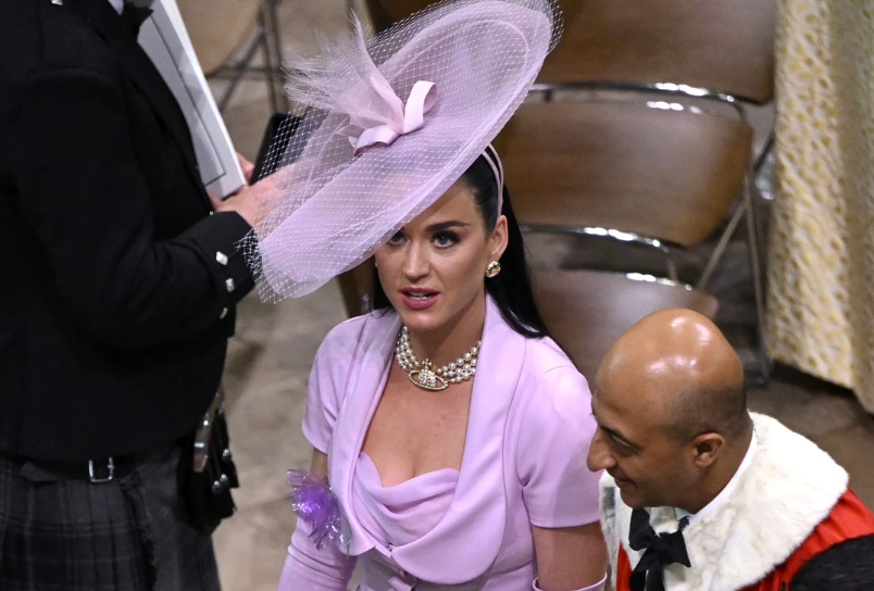  (VIDEO) Katy Perry, gafă amuzantă la încoronarea Regelui Charles! Ce a pățit artista