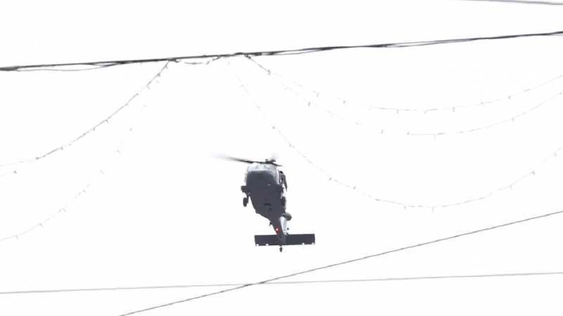  (video) Elicopterul militar Black Hawk survolează centrul capitalei cu drapelul Moldovei și al UE