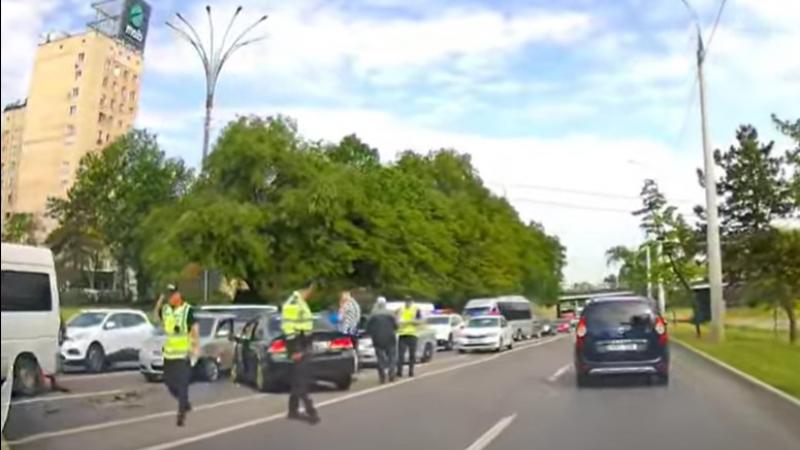  (foto/video) Carambol pe strada Albișoara din capitală: Șase maşini, boțite în urma unui impact