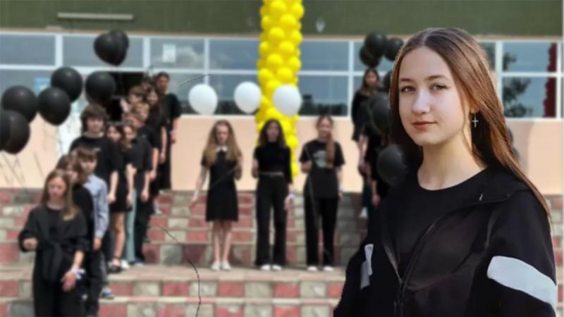  (video) Cu baloane negre în loc de flori: Un altfel de „Ultimul sunet” de la colegii Anastasiei, fetița ucisă de troleibuz la Ciocana