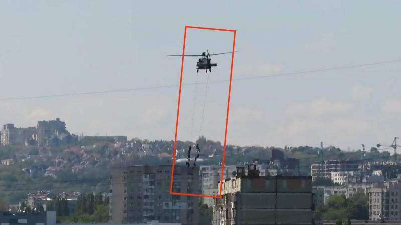 (VIDEO) Imagini ca din filme, deasupra Chișinăului: Polițiștii, surprinși cum coboară din elicopterul Black Hawk, în timpul zborului, chiar lângă un bloc de locuit
