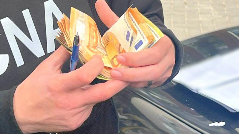  (foto) „Ai permis de conducere, fără examene, dacă ai 1500 de euro”: Un bărbat, reținut de CNA, cu mâna pe bani