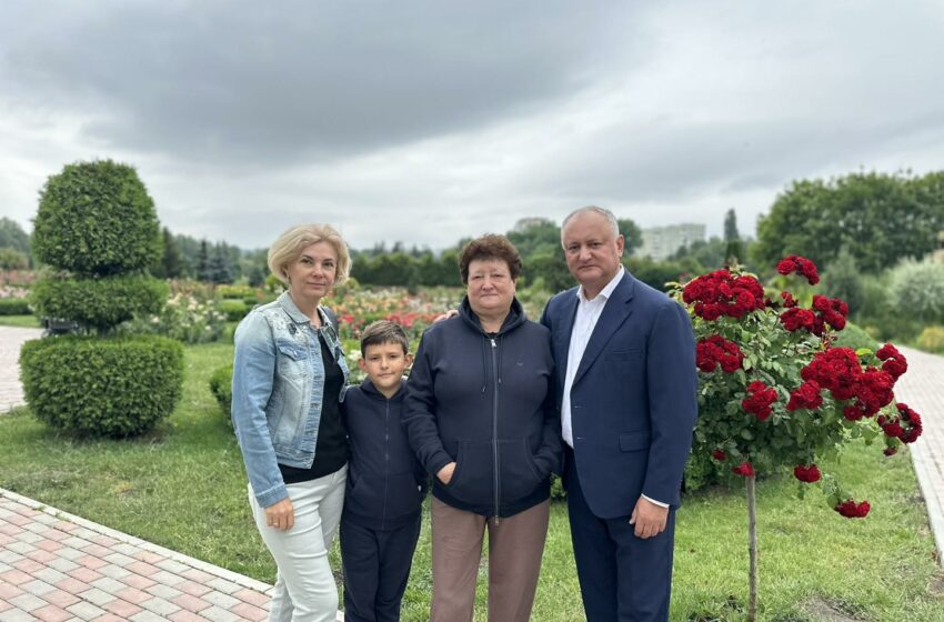  (FOTO) Igor Dodon, alături de soție, mezin și mama sa: „Familia este cea mai mare bogăție pe care o poate avea omul!”