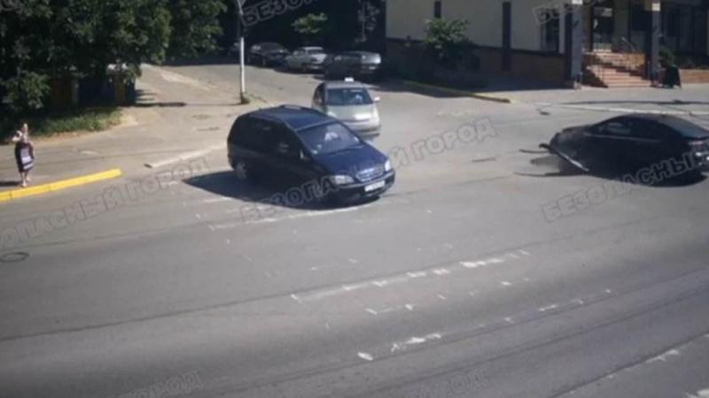  (VIDEO) A trecut la roşu şi fost lovit violent de o altă mașină: Momentul în care un Opel este proiectat pe trotuar, la câțiva cm de un pieton