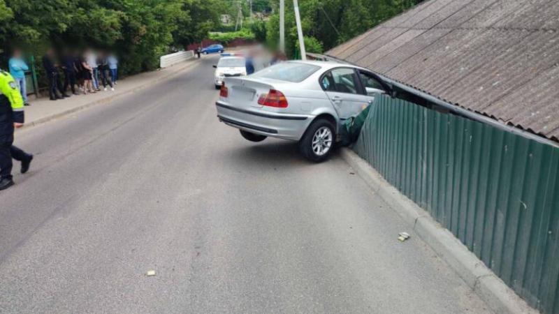  POZA ZILEI: A dat jos gardul cu BMW-ul și a ajuns direct în casă