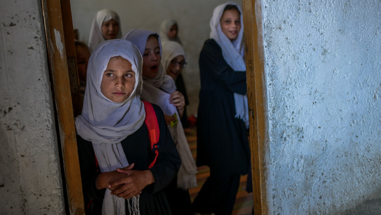 Otrăvite ca să nu mai meargă la şcoală. Coşmarul trăit de elevele din Afganistan după ce talibanii au revenit la putere