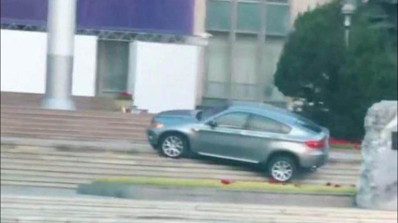  (VIDEO) Imaginea zilei vine din PMAN: Un şofer beat criță şi-a „parcat” BMW-ul pe scările din fața Guvernului