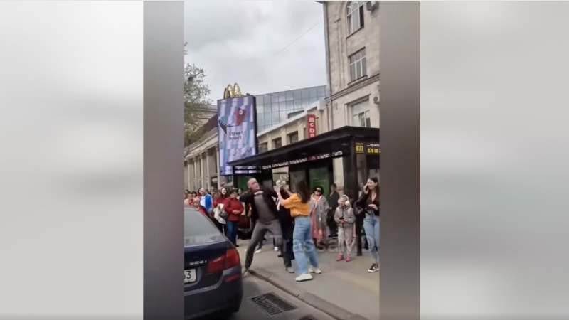  (video) Bătaie între o femeie și un bărbat, în centrul capitalei: Un pieton a distrus un BMW, indignat că merge pe banda transportului public. Ce spune poliția