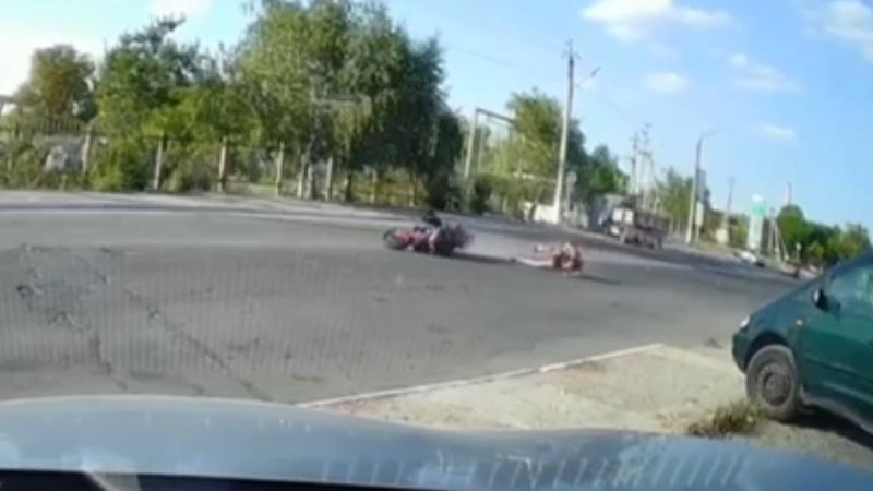  (FOTO/VIDEO) Un motociclist de 18 ani, în comă, după ce a ajuns cu Ducati într-un camion: Momentul în care tânărul intră cu viteză în autoturism