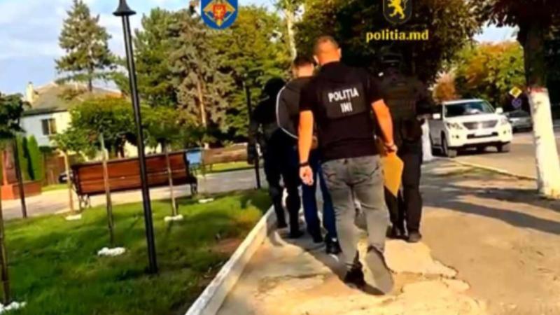  (VIDEO) Un moldovean, cu afaceri în Islanda, șantajat ca în anii ’90: Doi suspecți din Sîngerei, care l-au și bătut, luați pe sus de mascați