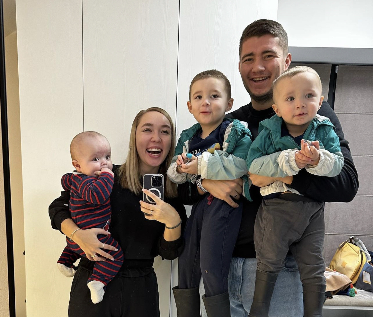 Heidi Klum în timp ce poartă o rochie violet mulată cu șnururi și pozează pentru fotografi la petrecerea găzduită de publicația internațională Rolling Stone
