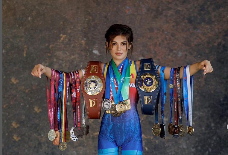  (FOTO) „Munca mea de-o viață”: Campioana Anastasia Nichita abia de-și poate ține toate trofeele pe brațe
