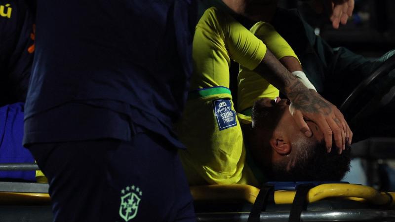  (video) Neymar, scos pe targă de pe teren, după ce a fost accidentat grav la meciul cu Uruguay: Ce mesaj a transmis brazilianul