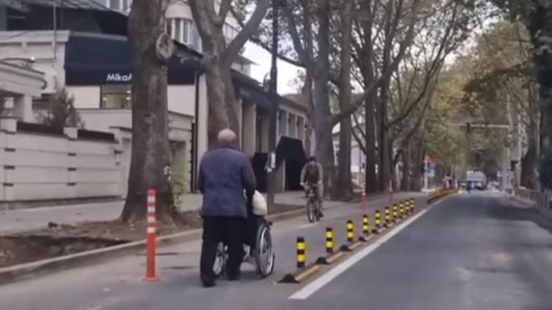  (VIDEO) Imaginea zilei, surprinsă pe strada 31 august, unde s-a amenajat o bandă pentru bicicliști. Ceban: Mi s-a topit inima
