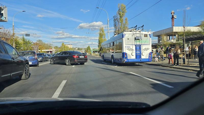  (FOTO) Un BMW a schimbat banda de circulație cu tot cu… un troleibuz: Accident pe strada Mihai Viteazul