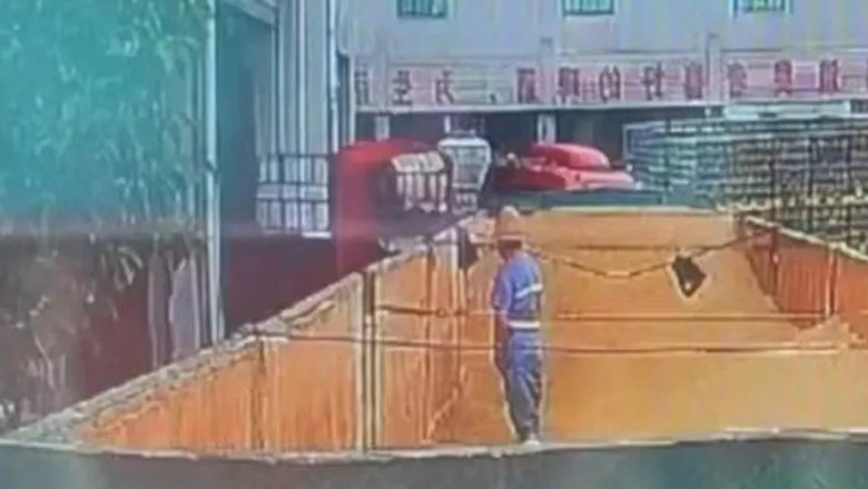  Un muncitor a fost filmat în timp ce urinează într-un container dintr-o fabrică de bere din China. Sortimentul se vinde și în România