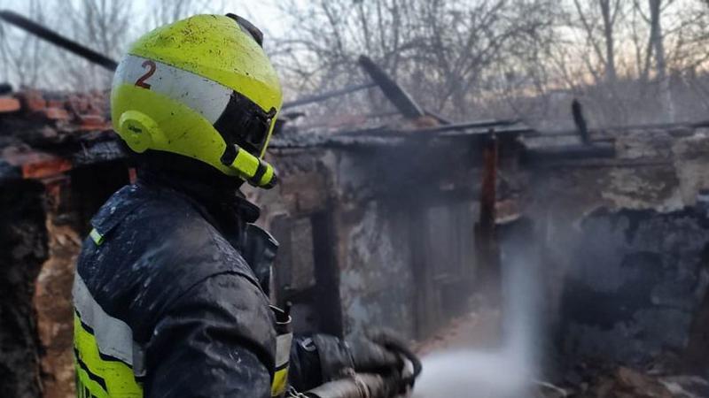  L-a scos din flăcări: Un băiat de 17 ani din Dondușeni și-a salvat verișorul de 2 anișori din casa care a luat foc