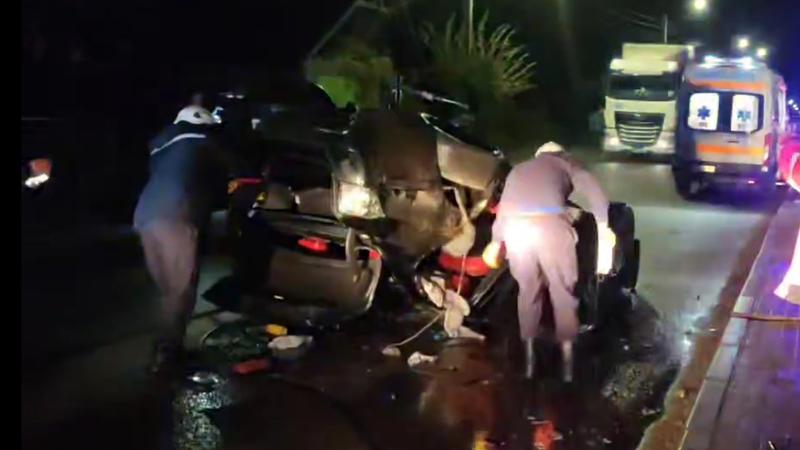  (VIDEO) Accident grav la Durlești. Doi tineri s-au izbit cu BMW-ul de un stâlp, apoi s-au răsturnat pe șosea. Au intervenit echipele de descarcerare