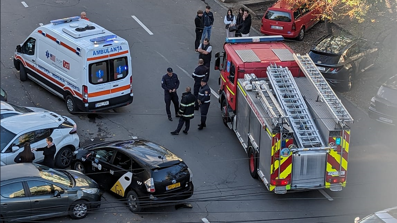  Tânăra de 19 ani, prinsă între două automobile pe strada Bănulescu Bodoni, în stare extrem de gravă: Ce spun medicii