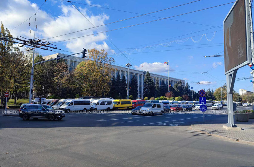  (FOTO/VIDEO) Claxoane la ușa Guvernului. Zeci de microbuze și autocare au luat poziția de protest: Guvenarea a uitat de norme europene și a trecut la scheme