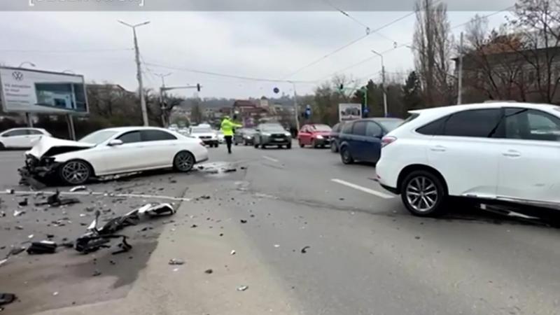  (VIDEO) Lexus vs. Mercedes: Momentul în care doi moldoveni îşi fac praf bolizii pe un drum din Iași