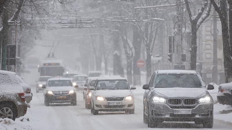  Atenție, şoferi! Ninge în mai multe regiuni din ţară: Poliţia vine cu recomandări