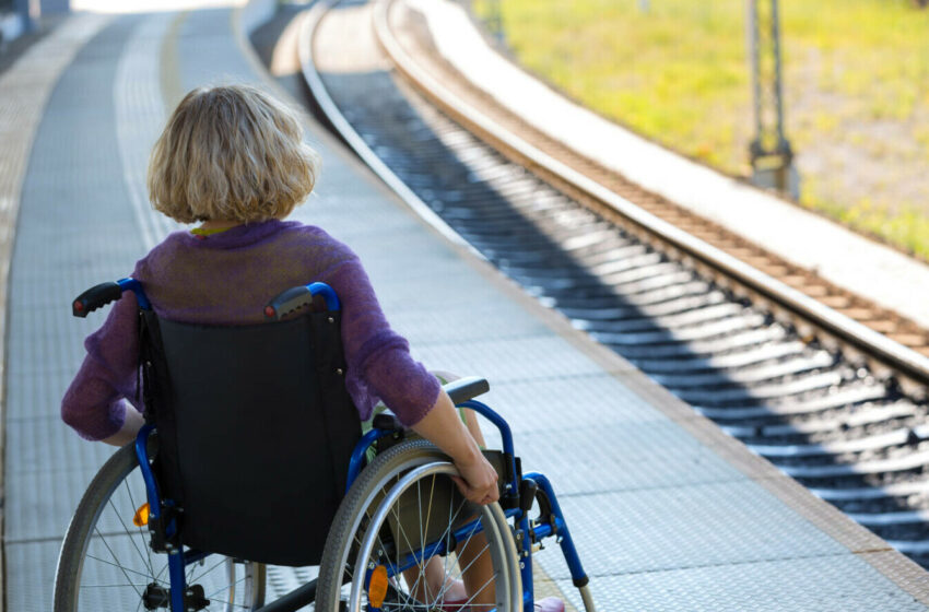 O femeie din Elveția în scaun cu rotile a scăpat cu viață după ce a căzut pe șine, iar trenul a trecut peste ea