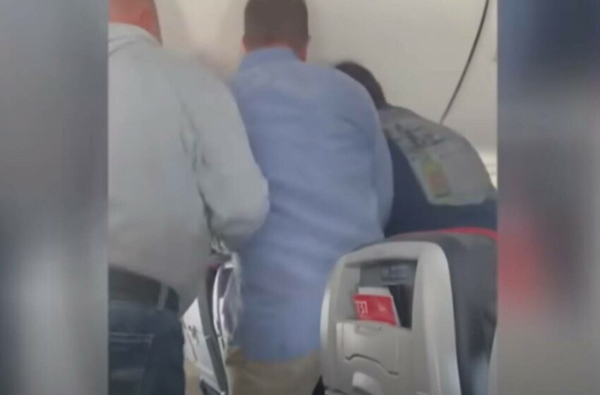  (VIDEO) Momentul în care un pasager încearcă să deschidă uşa unui avion în timpul zborului. Aeronava a aterizat de urgență în New Mexico
