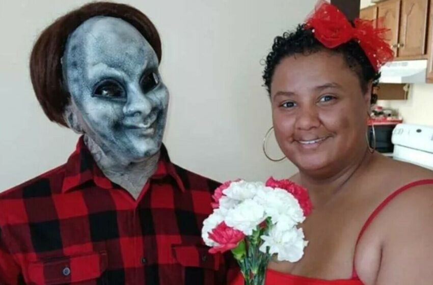  O femeie care este căsătorită cu o păpușă zombie și-a unit acum destinul cu un extraterestru. Au și mulți copii „împreună”