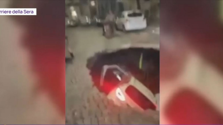  (VIDEO/FOTO) Doi șoferi au fost salvați în ultima clipă, după ce strada s-a surpat sub mașinile lor, în Napoli
