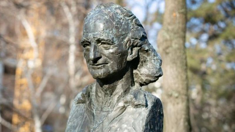  (VIDEO) Grigore Vieru ar fi împlinit astăzi 89 de ani: Ministrul Culturii a depus flori la bustul poetului de pe Aleea Clasicilor
