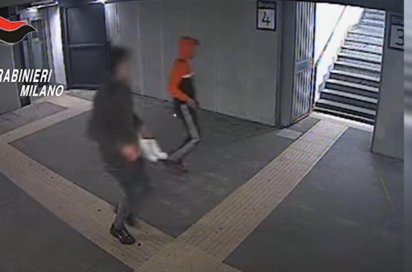  (VIDEO) Român filmat de camere, într-o gară din Italia. Tocmai ce snopise în bătaie un tânăr de 21 de ani; i-a smuls încălţările și i-a furat tot ce avea