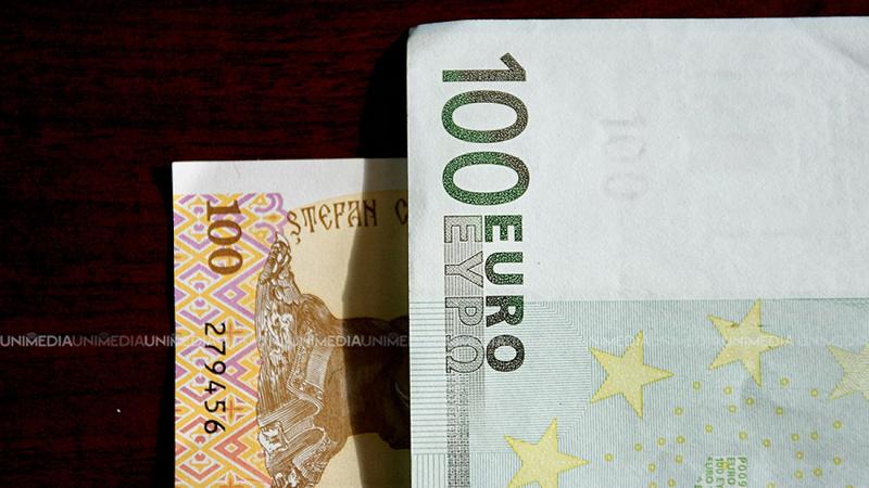  Euro scade ușor, în timp ce Dolarul se întărește: Cursul valutar afișat de BNM pentru astăzi