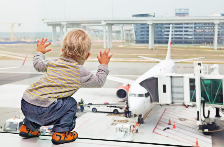  Doi părinți și-au abandonat bebelușul pe aeroport din Tel Aviv pentru că nu au vrut să-i cumpere și lui bilet